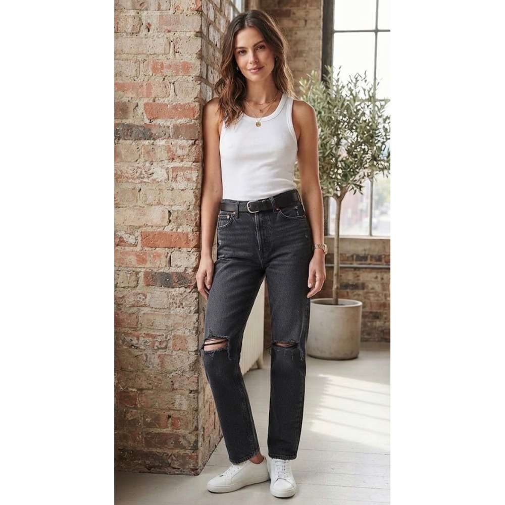 American Eagle Strigid Mom Jean Washed Black Distressed Denim 4 Regular